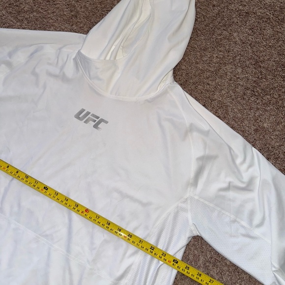 UFC Hoodie White Pullover Athletic Center Logo Polyester Stretch Men’s Sz 2XL - Picture 2 of 4
